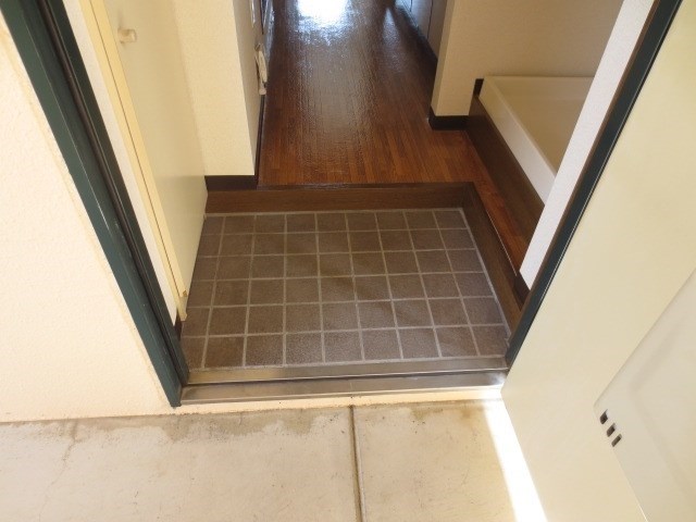 フォレスト岩井 玄関