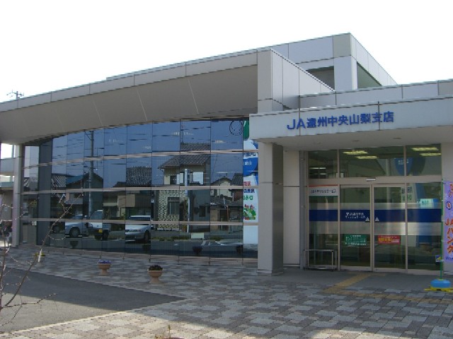 エムズコート春岡 銀行