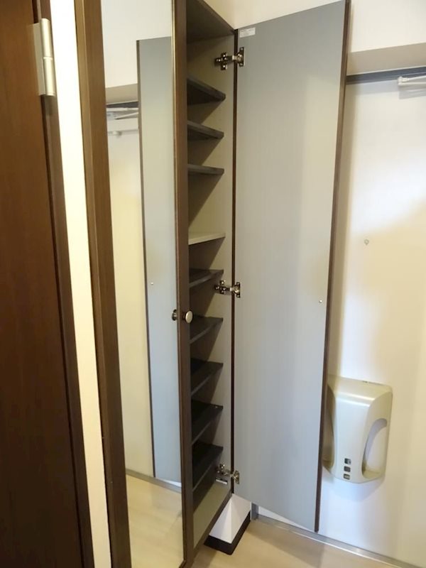 クレイドルステージ初生 玄関