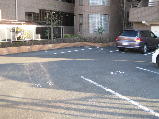 ミラクル西塚 駐車場