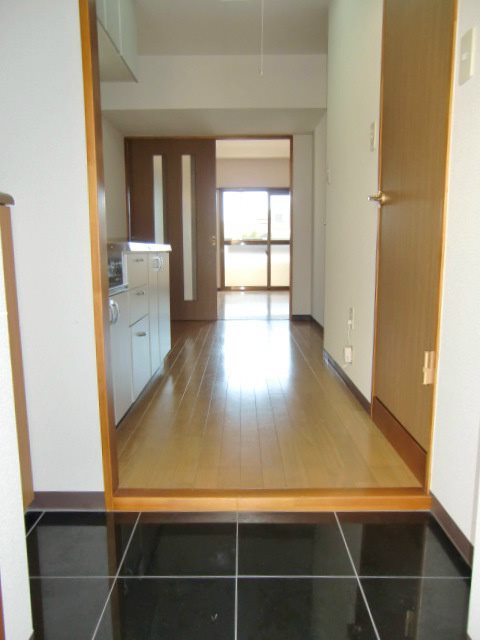 トラスティ都盛 玄関