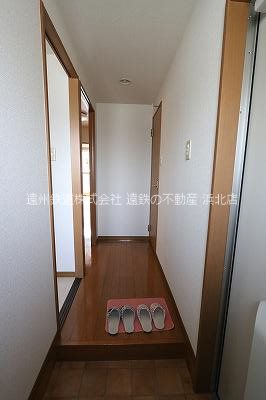 サープラス　フミナ 玄関