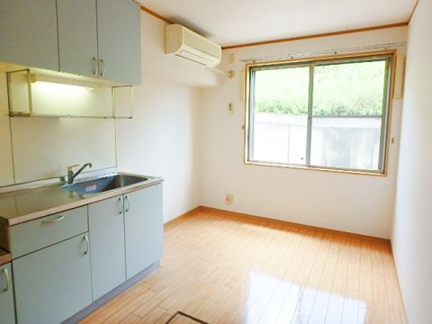 ソレーユ中野町A リビング