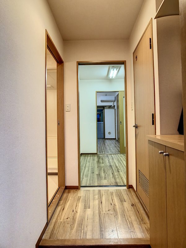 エストメンツ中央 玄関