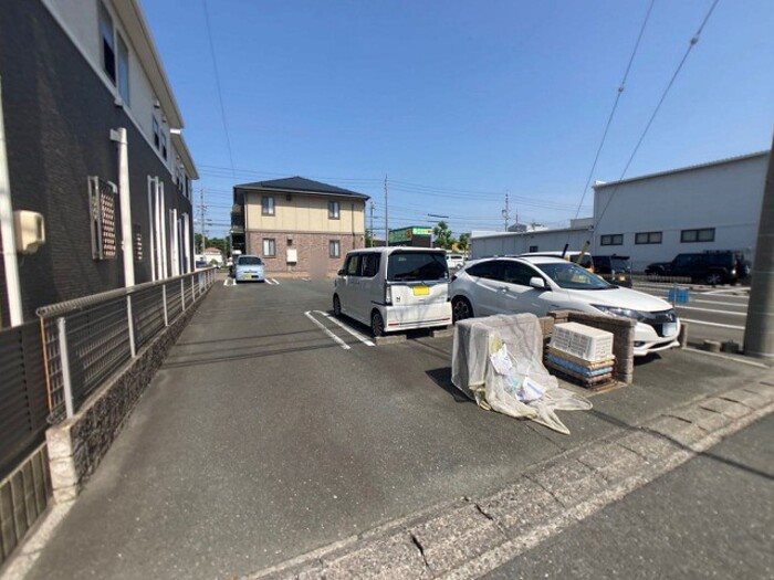 ラピスラズリー 駐車場