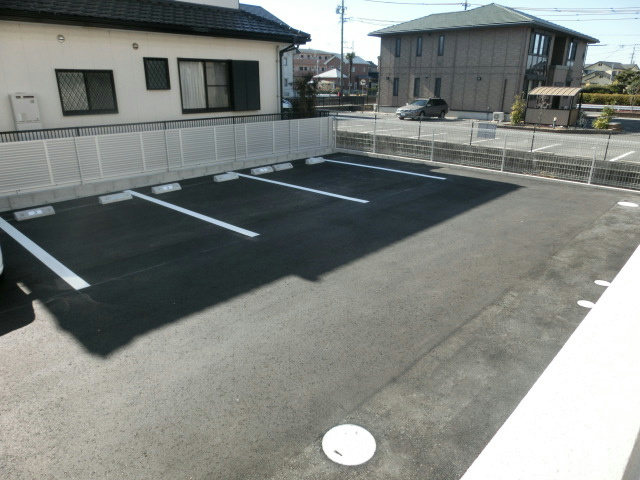ドミール江西プレミアム 駐車場