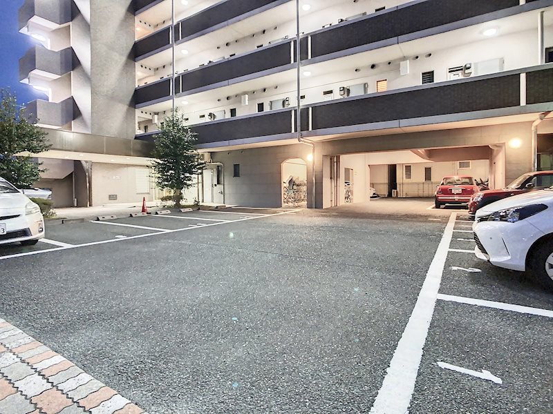 エストメンツ中央 駐車場
