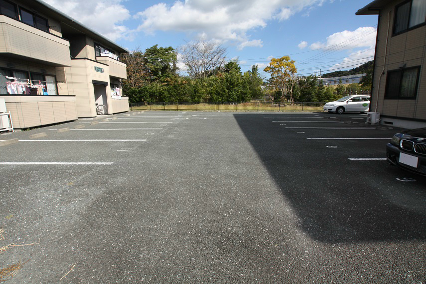ゼファーA 駐車場