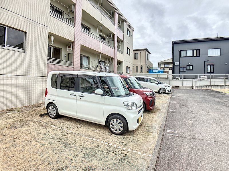 リンボックF 駐車場