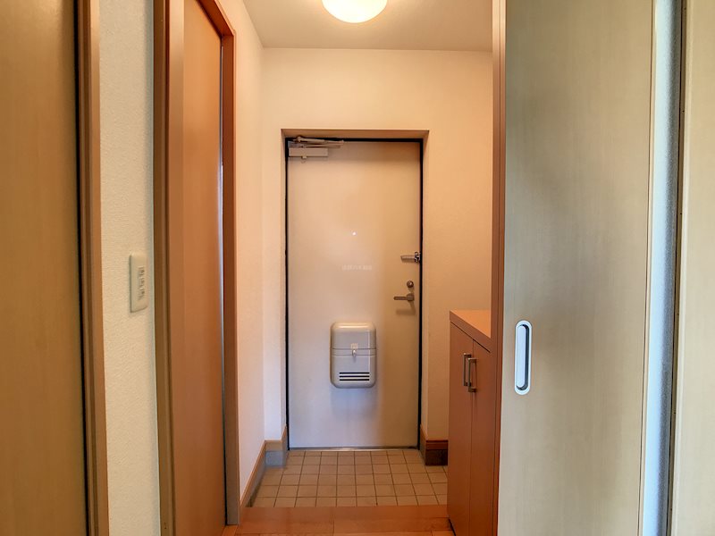 シャトレ八番館 玄関