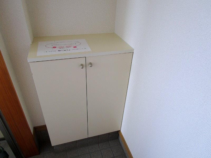 メゾンプレーリーC 玄関