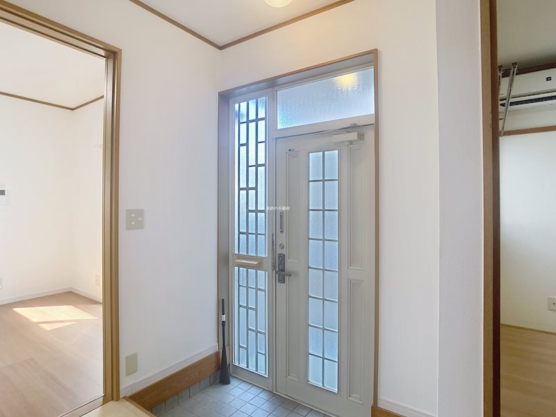 楊子町1053-16貸家 玄関