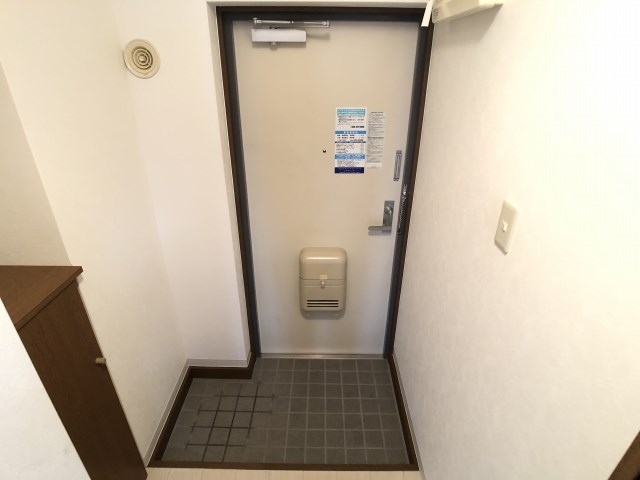 ラ・ルーチェ愛(西棟) 玄関