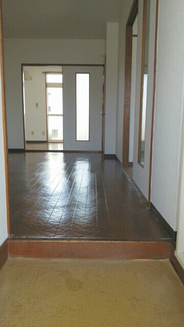 ハイツそよかぜ 玄関