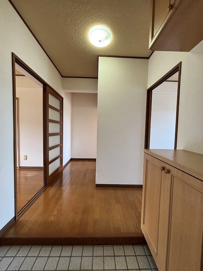 White Tablet East 玄関