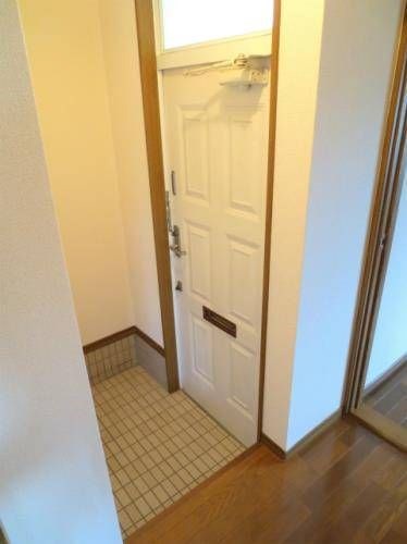 メゾンアントレーブA 玄関