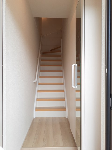 メゾン八番館 玄関