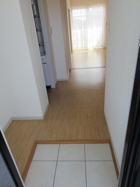 セントポーリア葵D 玄関