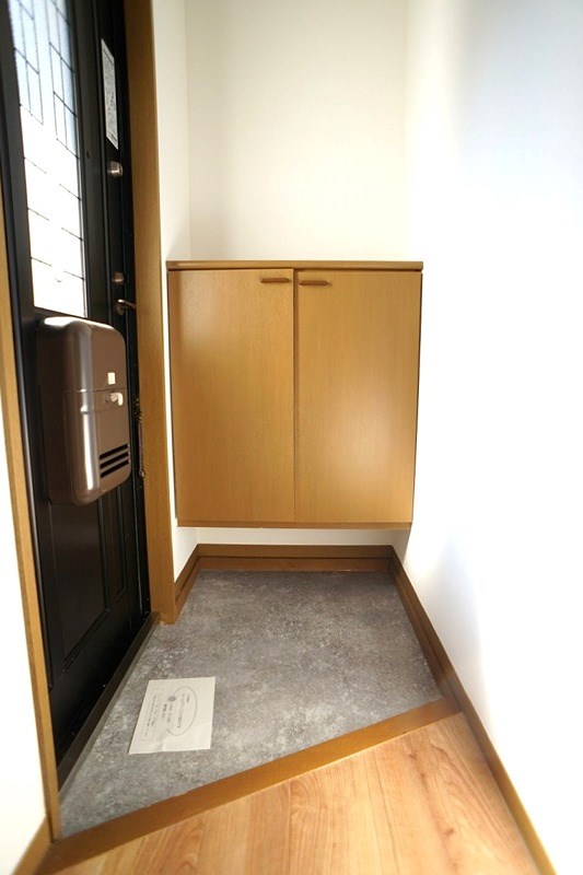 ライラックB 玄関