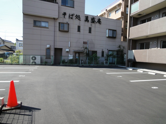 デラパーチェ 駐車場