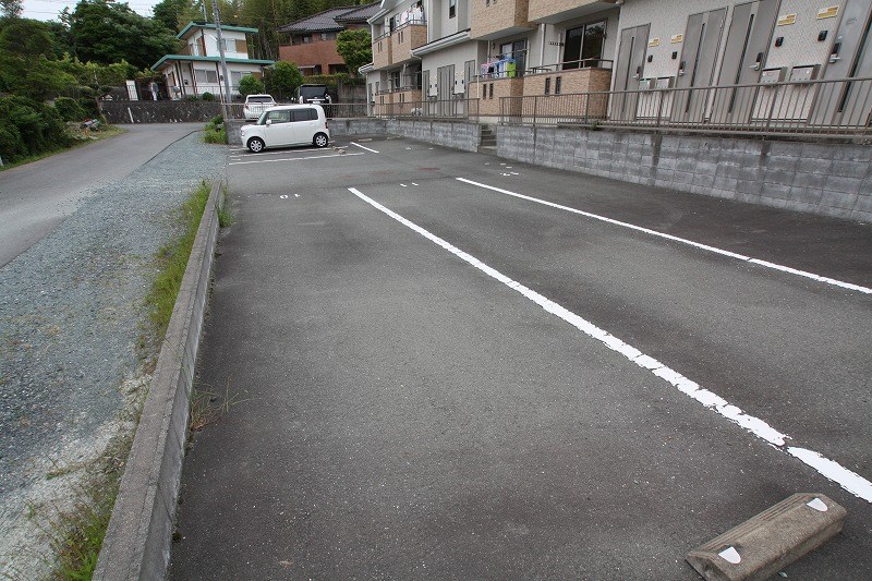 エムズコート春岡 駐車場