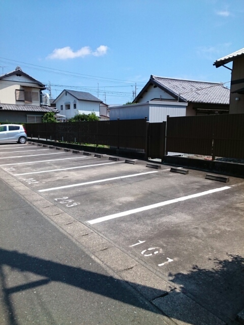 メゾンエンジュ 駐車場