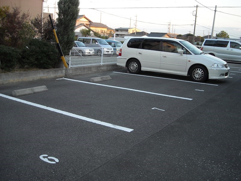 コーポヴァレンシャ 駐車場