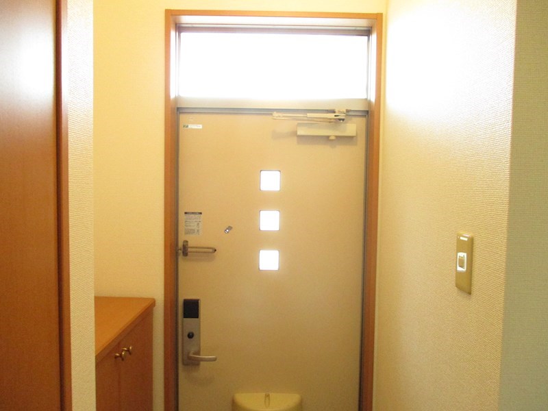 テニメントハウスフルール 玄関