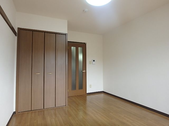 高御所ロイヤルマンション ベッドルーム