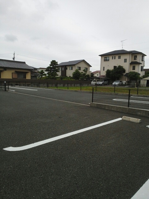 メゾンルミナス 駐車場