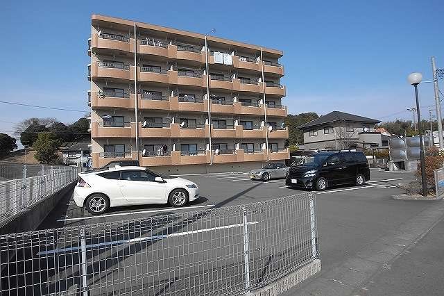 アソシエ 駐車場