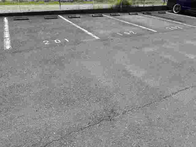 ビラ・プレーヌソレイユ 駐車場