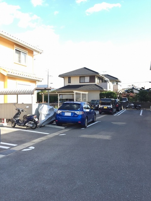 ル・シュマン 駐車場
