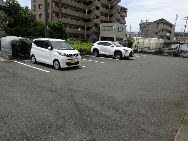 テラスハウス０の３乗 駐車場