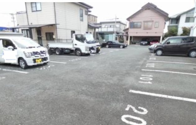 グローリィ高丘 駐車場