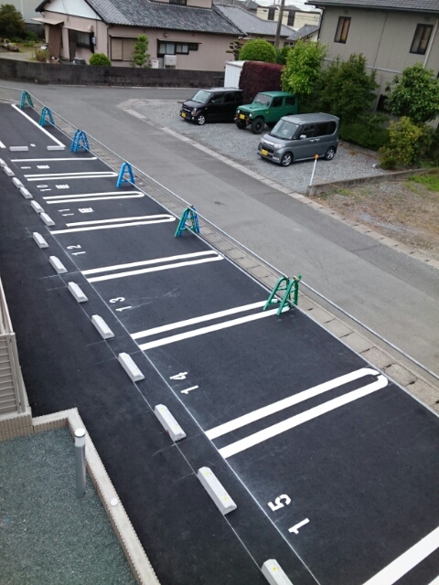 ホワイトピア 駐車場