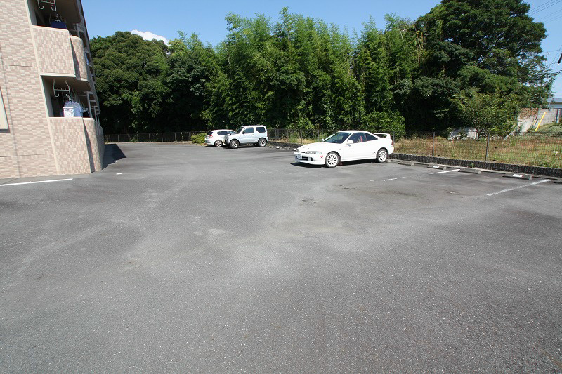 エトワールⅡ 駐車場