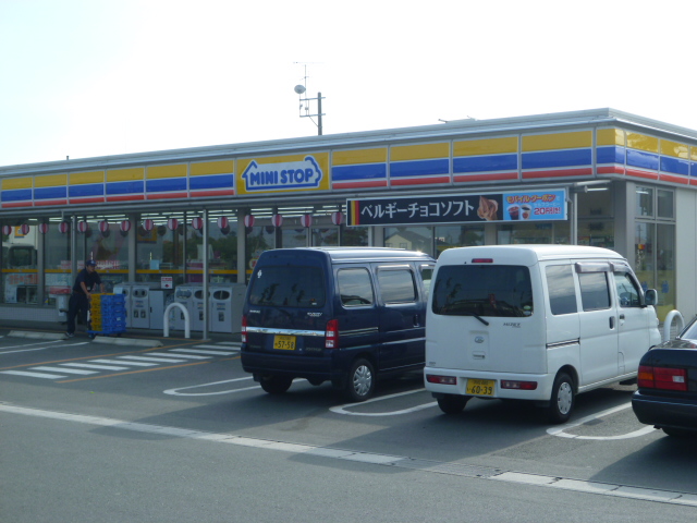 グリーンハイツ根洗 コンビニ