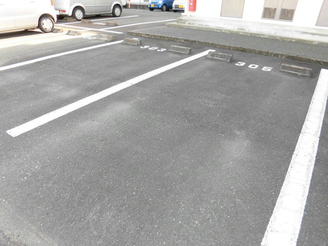 ロイヤルマルトウⅠ 駐車場