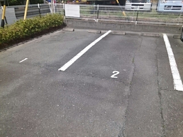 ビラ・プレーヌソレイユ 駐車場