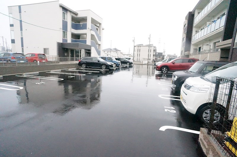 シャルム高塚 駐車場