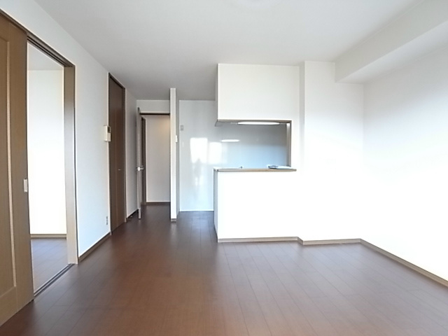 コモド八ヶ崎B リビング