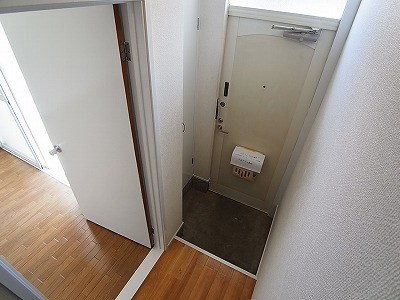 メゾン・ド・牧の原 玄関