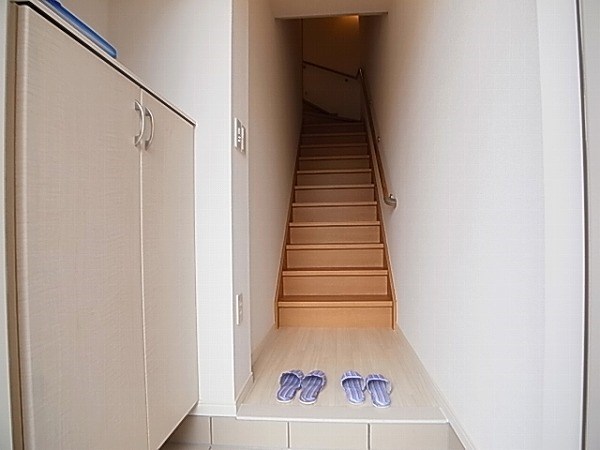 ブランジュ南逆井 玄関