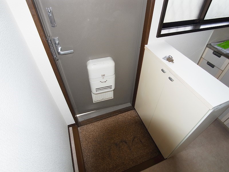 すわハイツ６番館 玄関