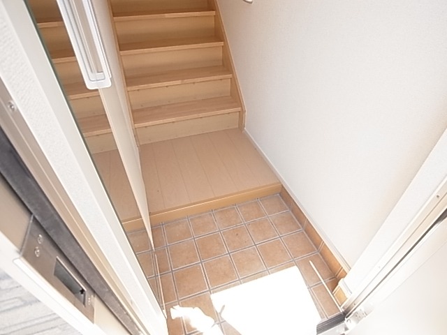 サンシャインビレッジアゼリアＣ 玄関