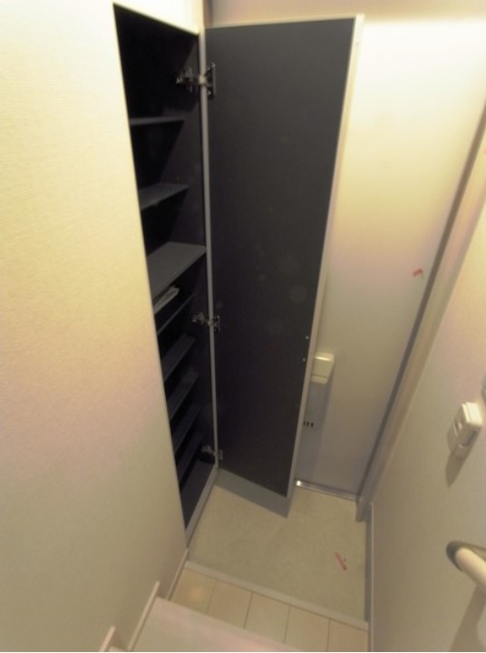 リブリ・シャドゥール 玄関