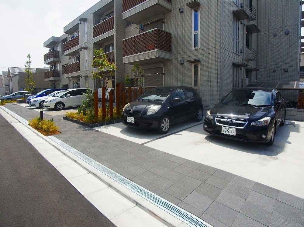 ファミユB 駐車場