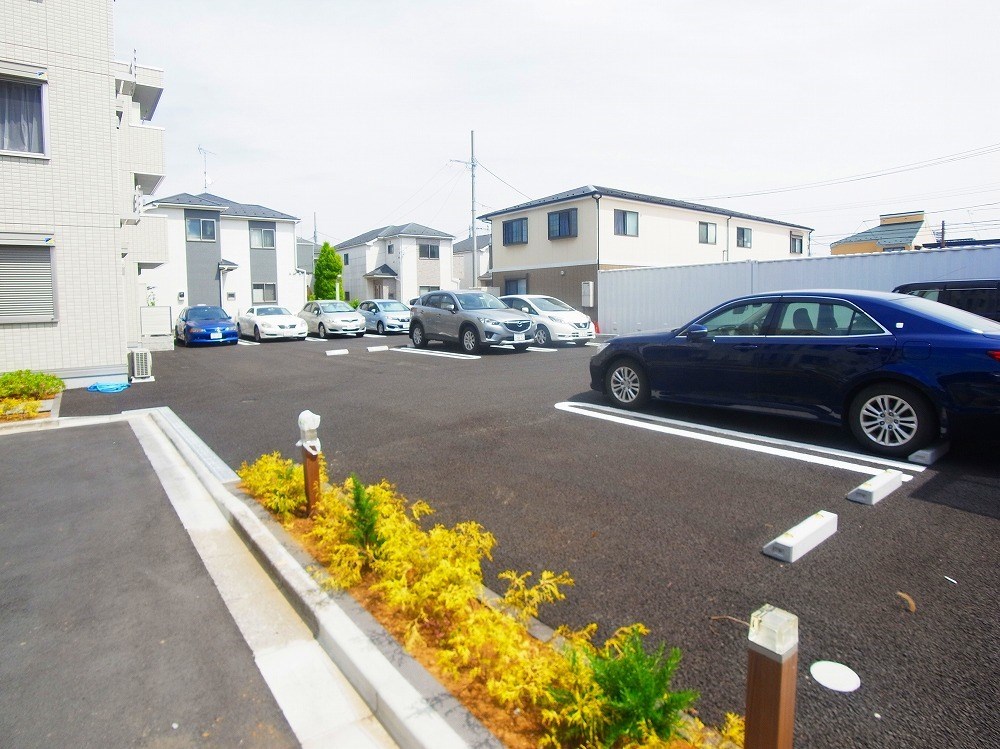 ファミユB 駐車場