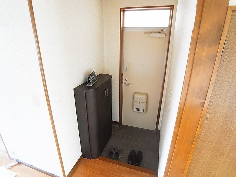 シャトルナカケイ 玄関